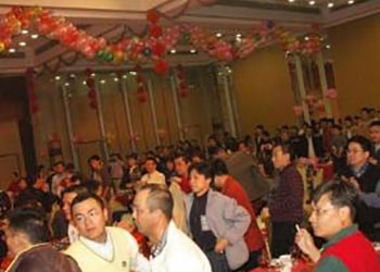 参加东方红08公司年会，蔡依林罗志祥等送来签名碟和祝福 ^_^，正式成为EMI全部独家总发行商。